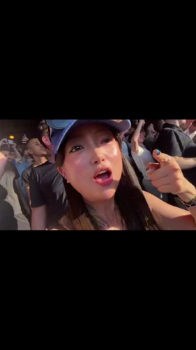 太high了！阿森纳美女球迷在现场跟着唱歌，庆祝夺冠时刻